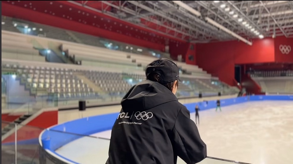 王濛再回都灵感慨哽咽 时隔20年重回都灵夺冠冰场，王濛触景生情几度哽咽。领奖台没