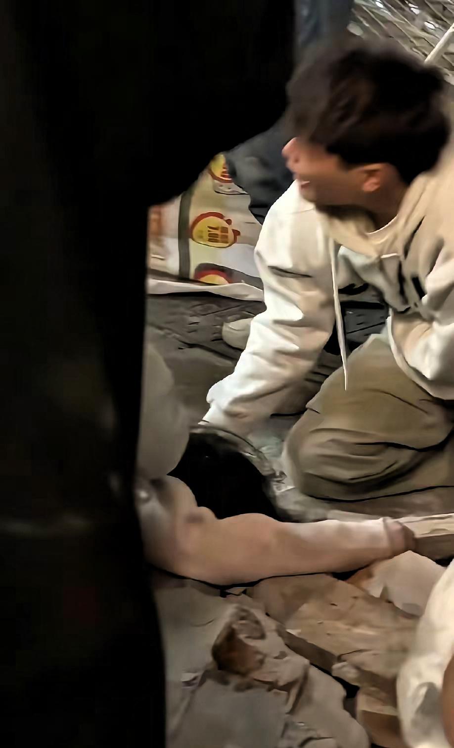 长沙这事儿看得人心里揪得慌！潮宗街墙体突然塌了，把男生的女朋友当场砸倒，原视频里