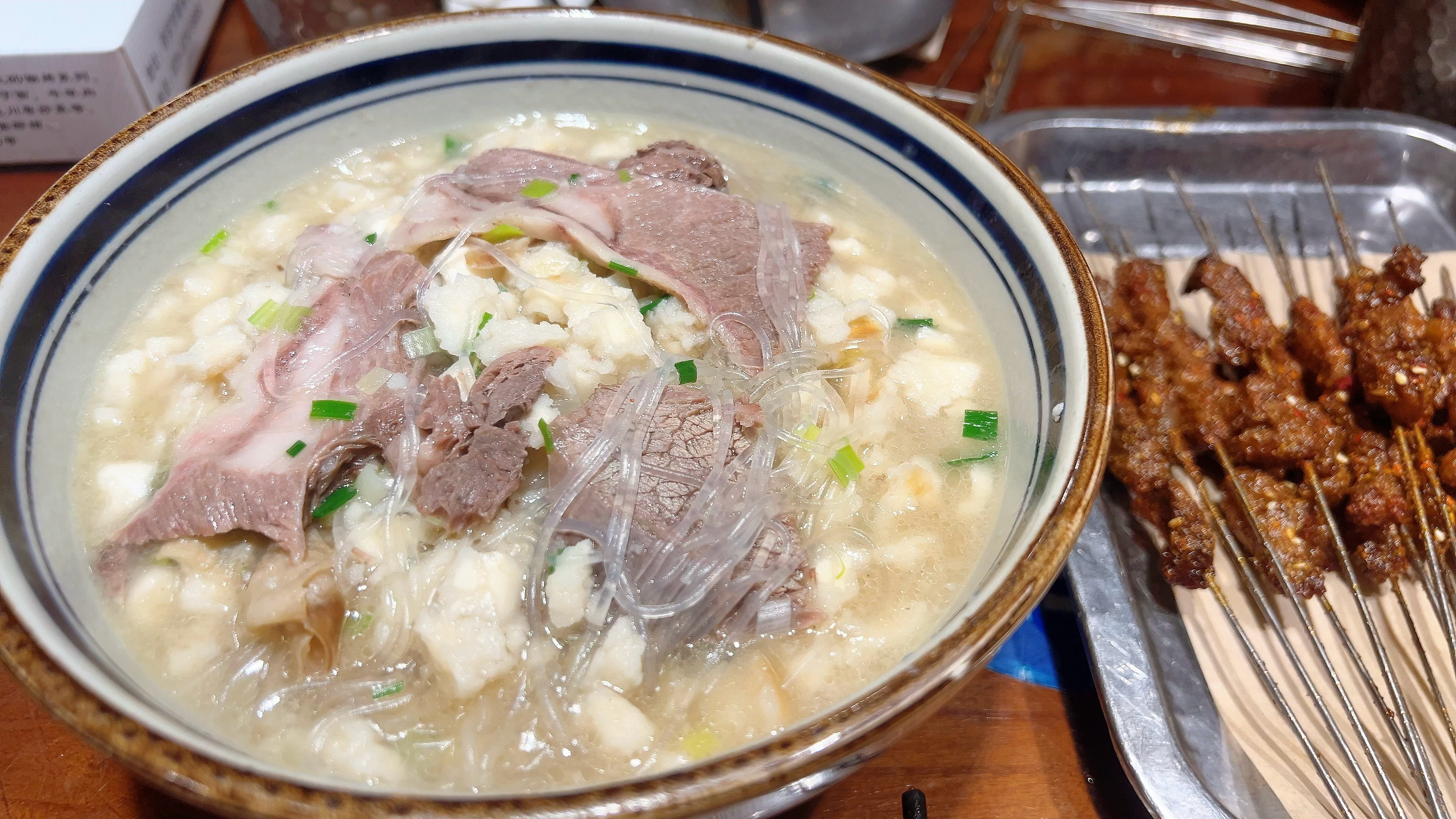 第一餐简单来一顿羊肉泡馍比我想象的好吃耶！）之前听他们说味道比较大 