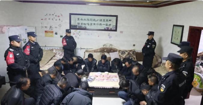 凌晨一点，十五万现金，一个按理说应当沉睡的村庄，突然炸开了锅。
在一座普通的农家