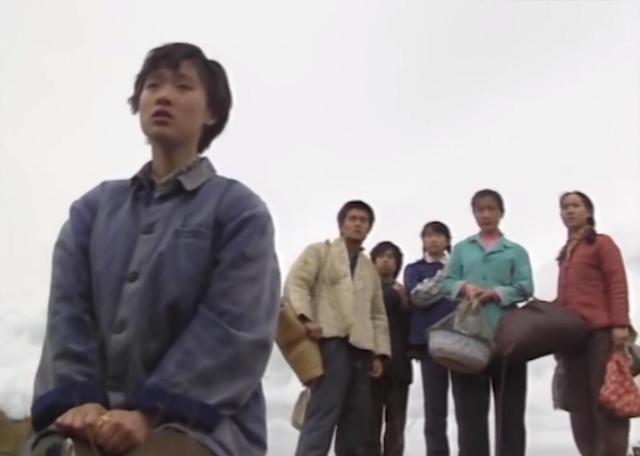 同一节绿皮车厢，六个姑娘，南下。

一个做了厂长，一个回了山里，一个嫁了小老板。