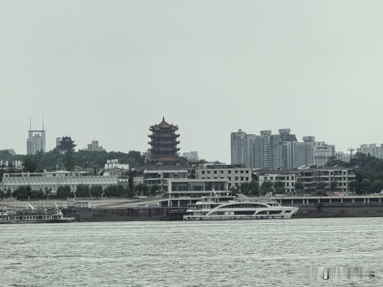 汉阳江滩该怎么玩？我的玩法是围着五座桥伸展、延续、扩张，像展开一张属于自己的地图