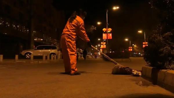 市民对环卫工人辛勤工作的认可与尊重。将塑料瓶赠送给环卫工人，虽然可能出于善意，但