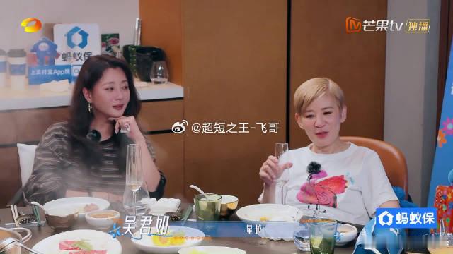 吴君如眼神就没离开邓为《花儿与少年8》刚开播就出了一个出圈名场面。吴君如见到邓为