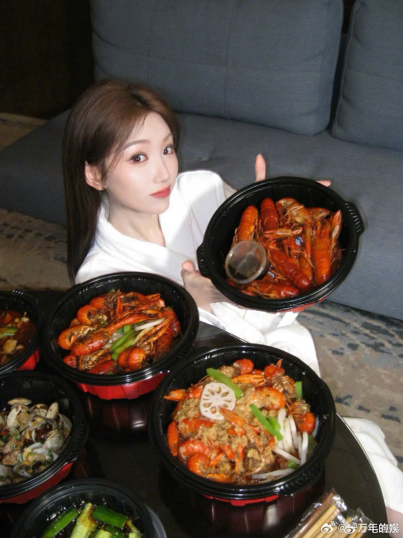 毛晓彤人鱼公主变龙虾杀手 红色鱼尾裙是发光人鱼，领奖台演技杀疯，转头裹浴袍狂炫小