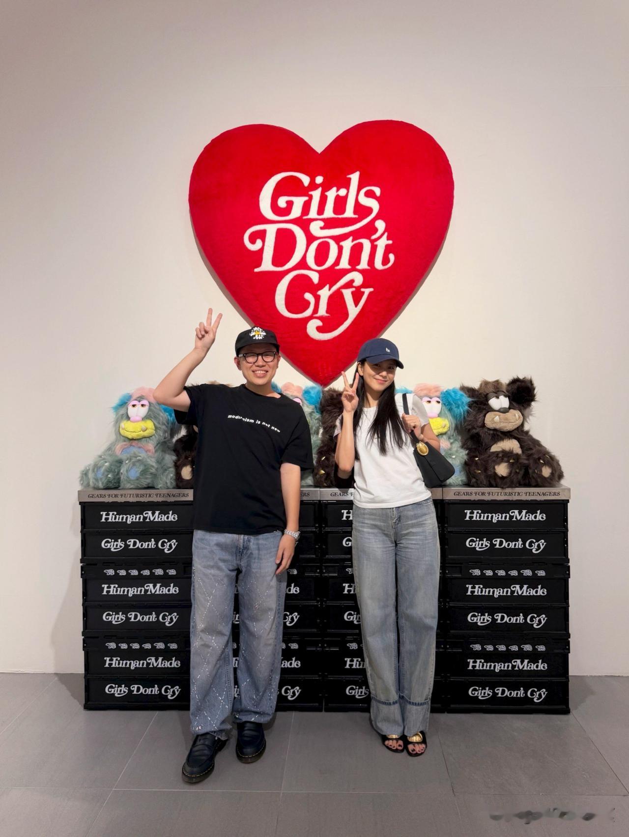 ❤️金智秀看展随拍清爽治愈，简约白T搭配牛仔与蓝色棒球帽，随性又温柔。和巨型卡通