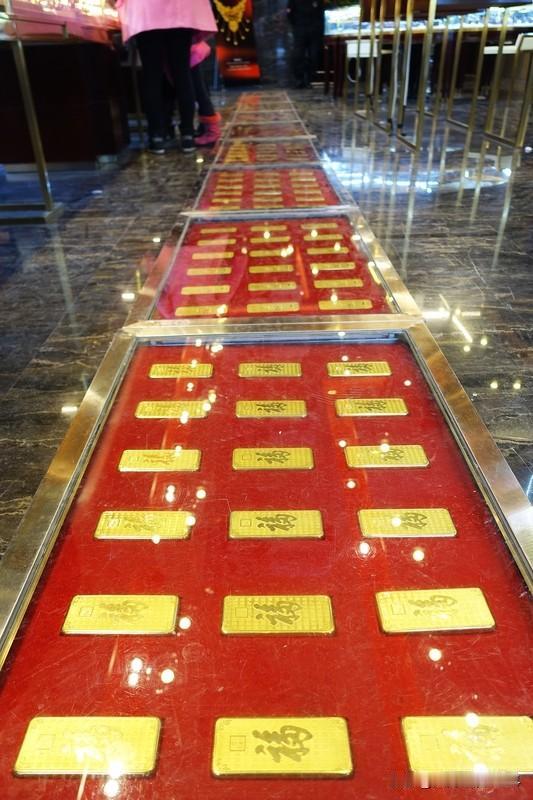 酒店回应大堂78公斤黄金砖被连夜撤走 澳门英皇娱乐酒店这次可真是引发热议了！1月