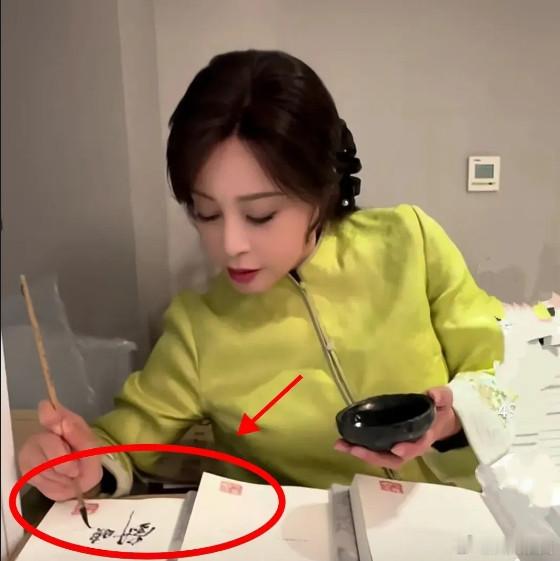 刘晓庆的经济状况真让人奇怪？你说她很有钱吧？她还没事就到处参加综艺，各处捞金，一