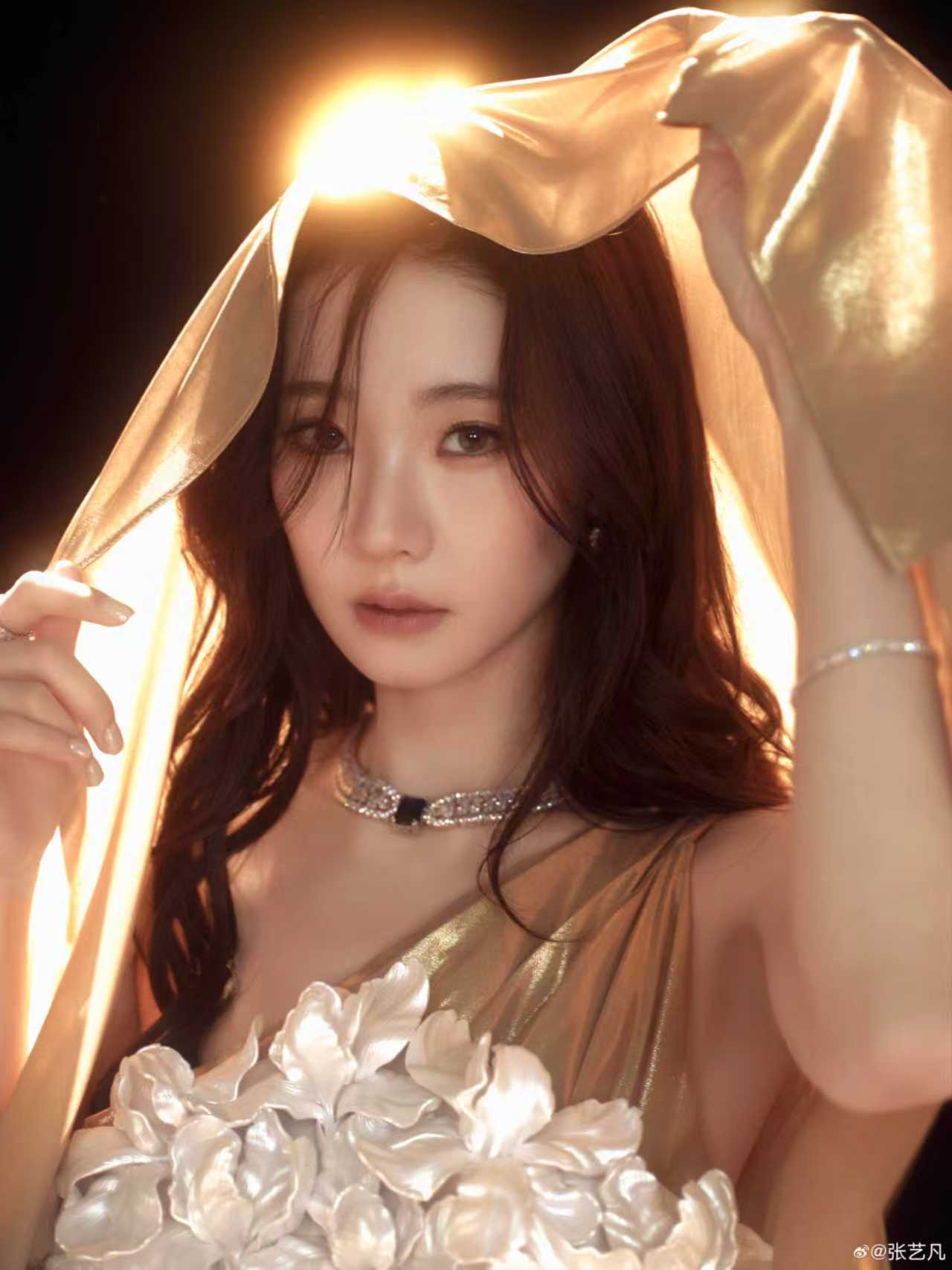 张艺凡神性美  张艺凡神性美  张艺凡香槟色礼裙造型美得好有神性，完全就是女娲的