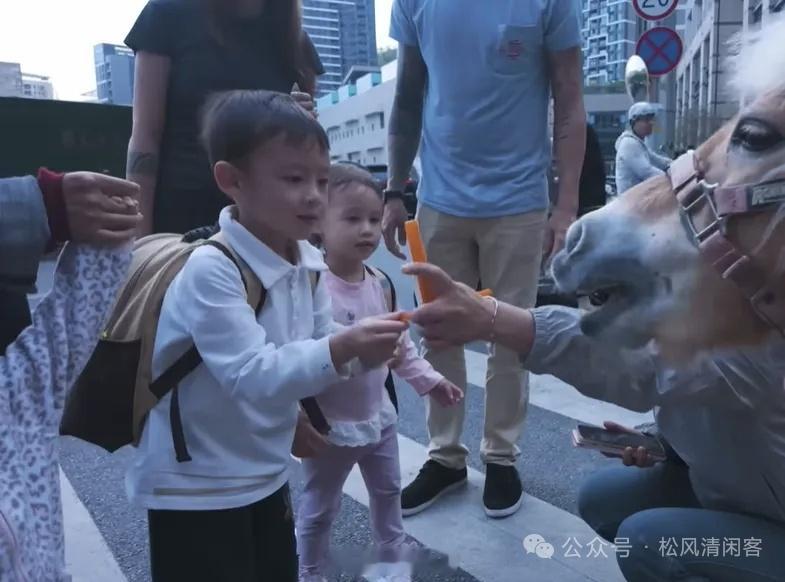 36岁美国男子说在深圳实现了自己的美国梦。他现在主业是一家公司的营销经理，加上做