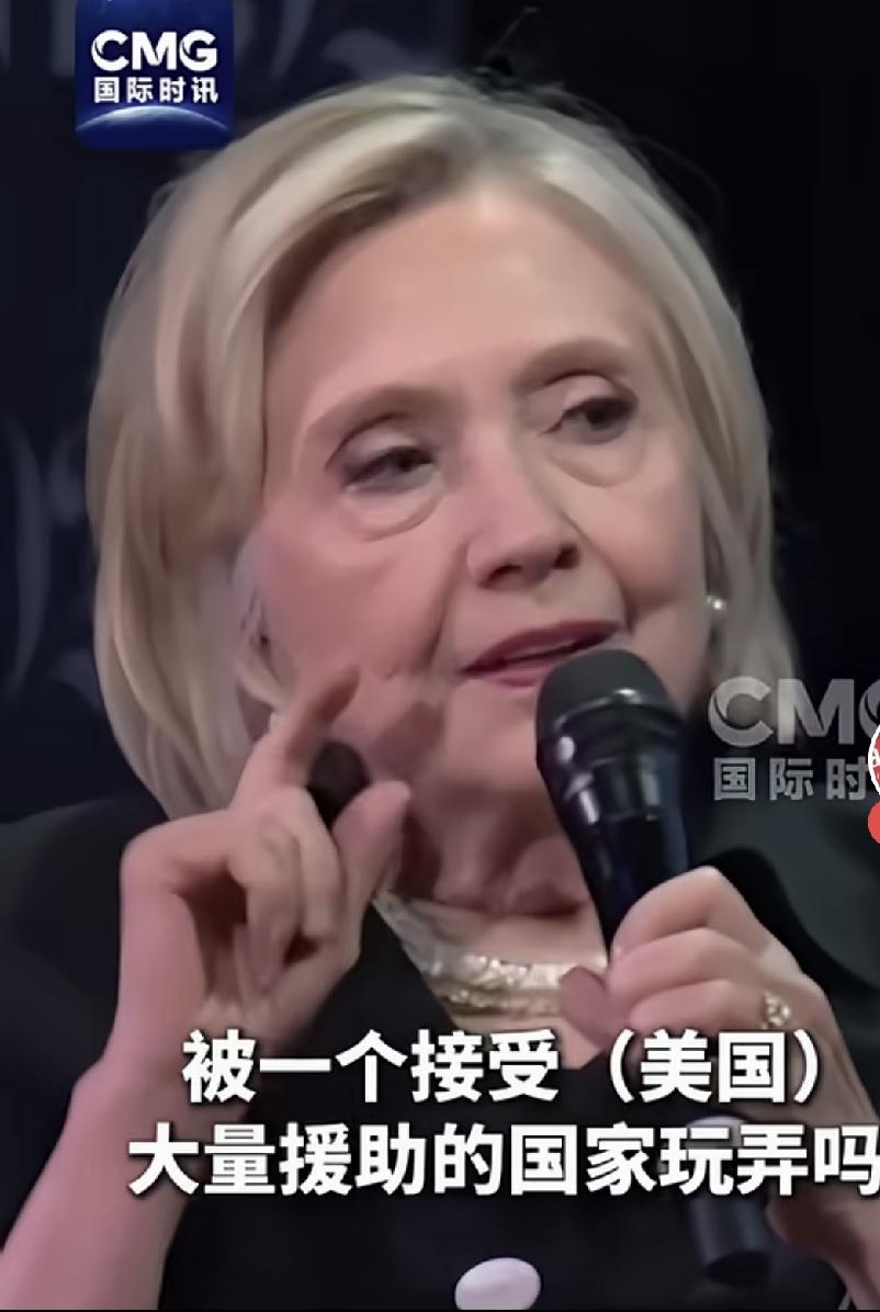 美国政坛这出戏真是越来越有意思了！万万没想到，第一个敢把桌子掀翻的，居然是希拉里