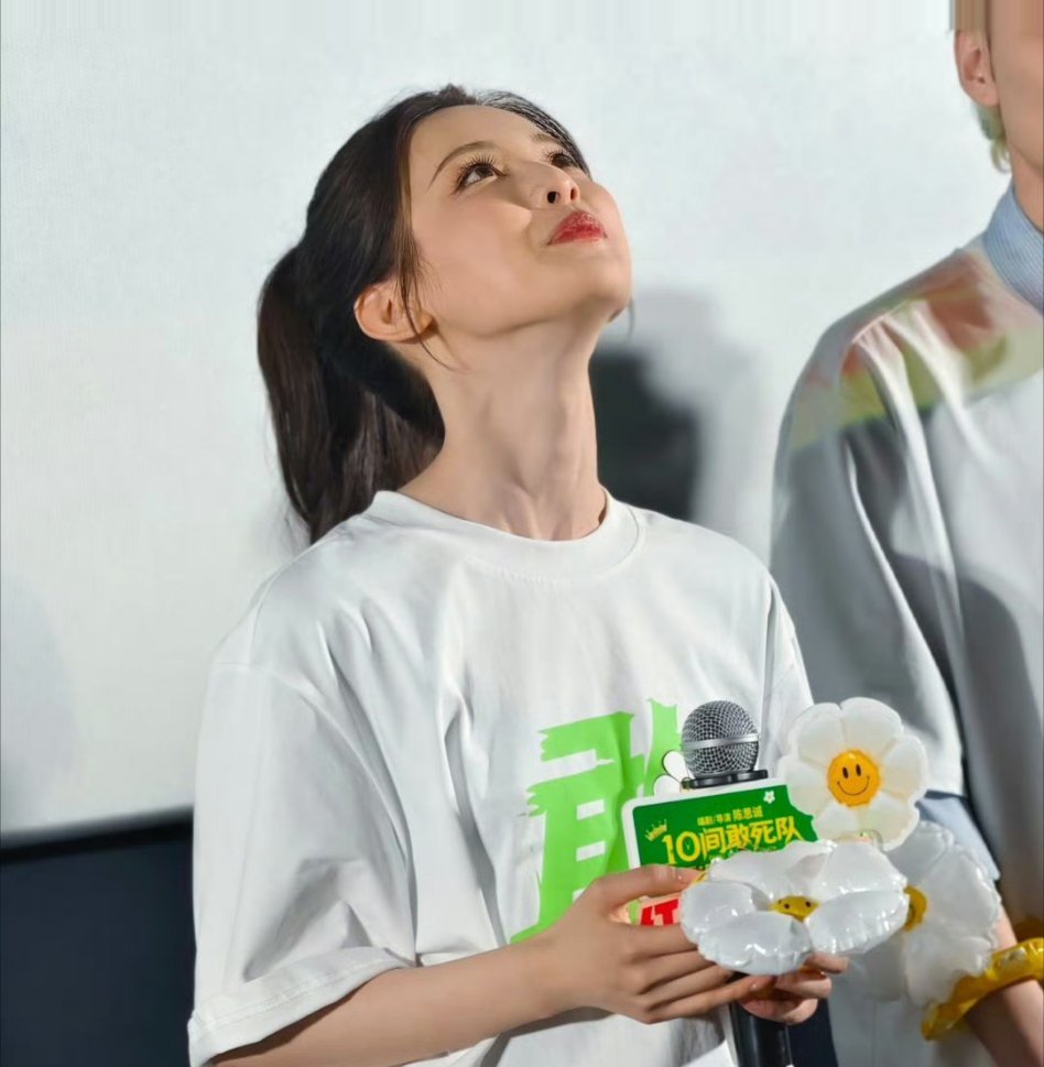 杨超越好完美的一颗头杨超越精致骨相无可挑剔，长相灵动又亮眼，氛围感拉满。外表亮眼