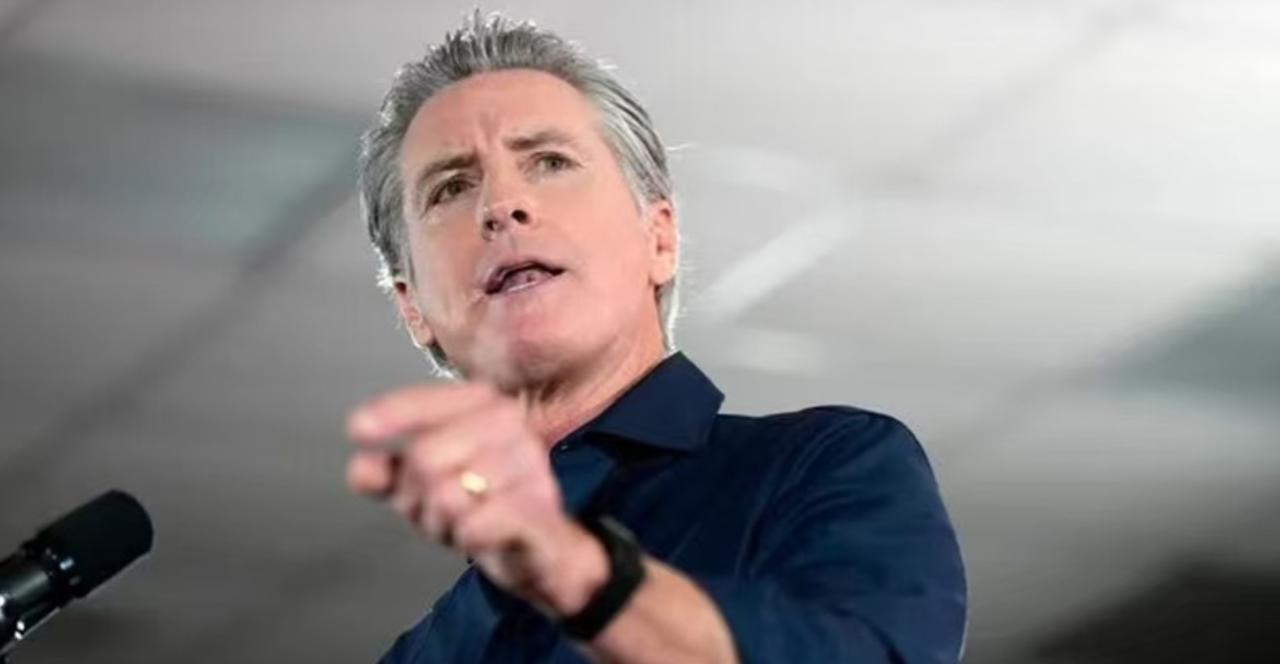 很多人不理解，说加州州长为什么总是抨击美国总统，他不怕美国总统撤了他吗？

实际