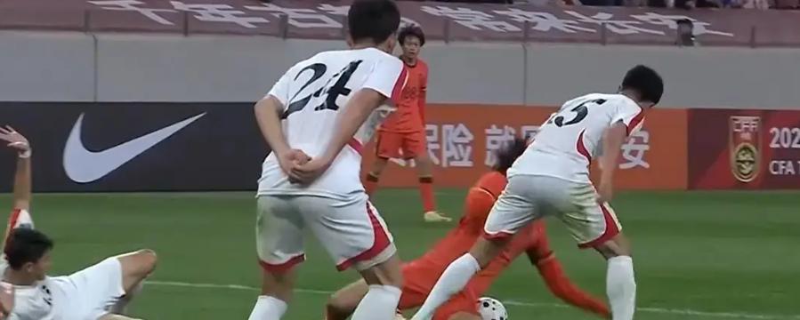 西安四国足球邀请赛，U23国足场面太尴尬，靠裁判“热情”保住“裤衩”！

昨晚的