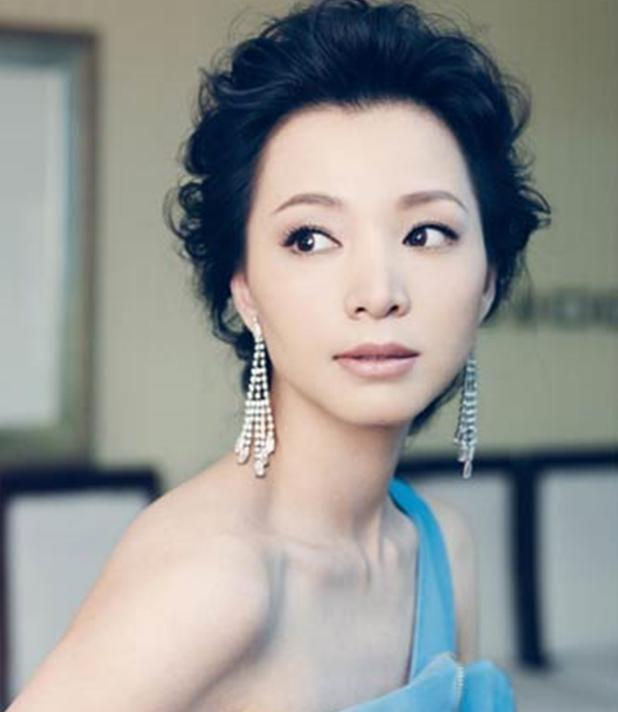 1995年，程前妻子王越察觉丈夫有了外遇，规劝无效后愤而签字离婚；2002年，程