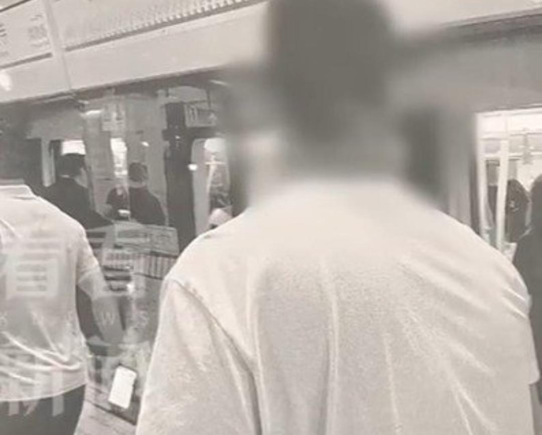 老夫妻近3万买戒指被跟踪，商家翻脸太离谱！
 
家人们，见过卖东西反悔的，没见过