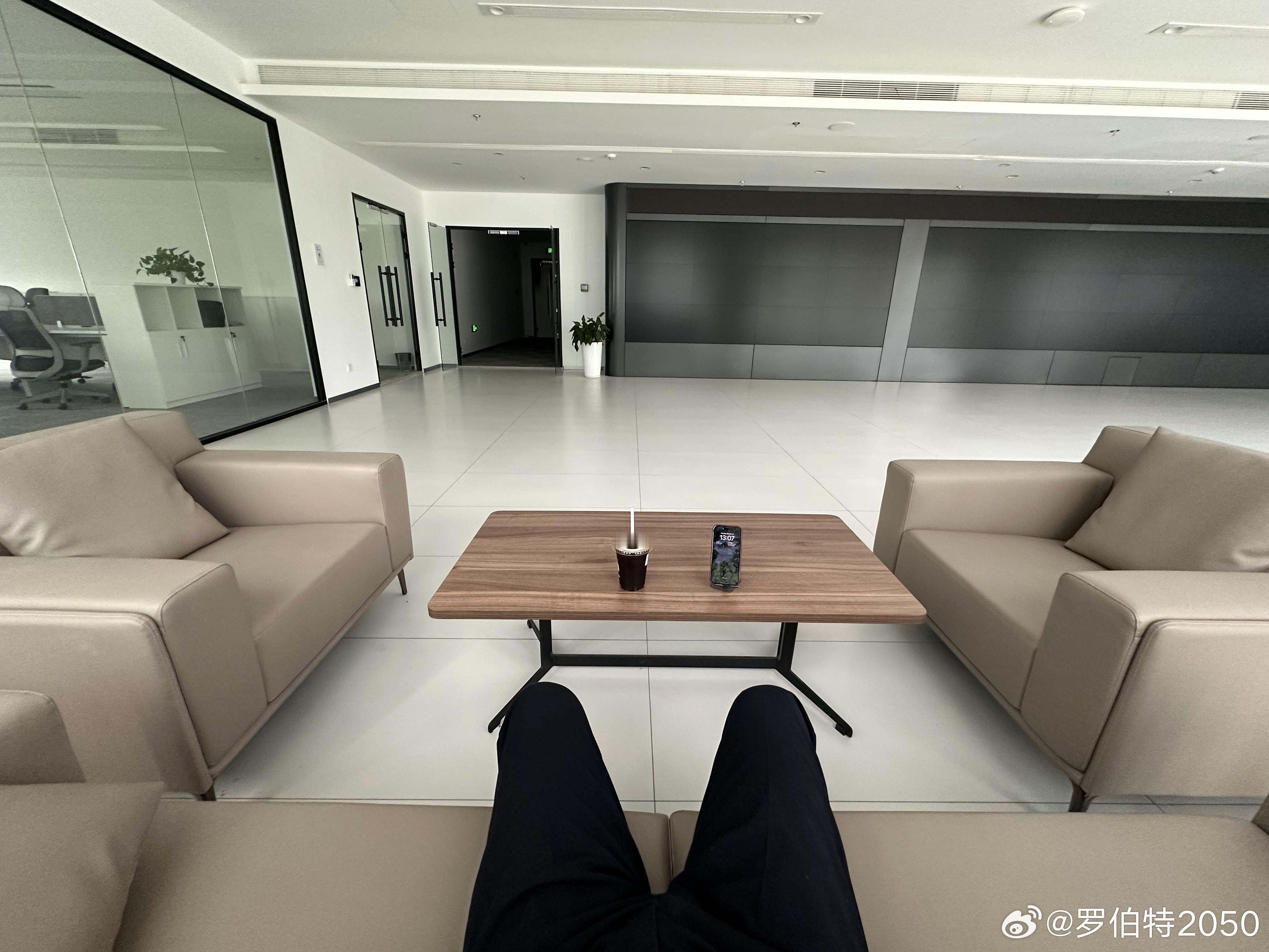 偌大的展厅，不同时刻的熙熙攘攘。珍贵的此刻安静，趁机午休一下吧。 ​​​