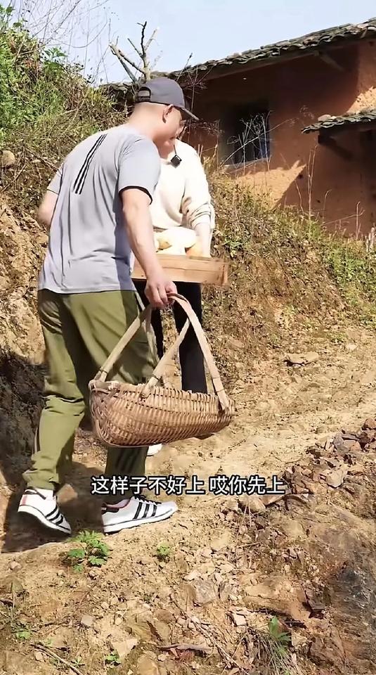 奇娜的老公真是身强力壮，可是干起活来真是舍不得出力气。
一个视频中，奇娜正在河边