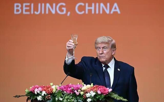 白宫回应特朗普在中国喝酒：总统不会为了敬酒做出违背原则的事。特朗普在14号当天晚