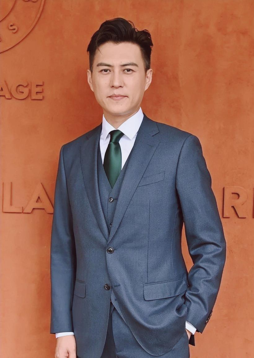 39岁才靠《伪装者》爆红，靳东这碗饭，等了足足13年。
别被他现在的“老干部”形