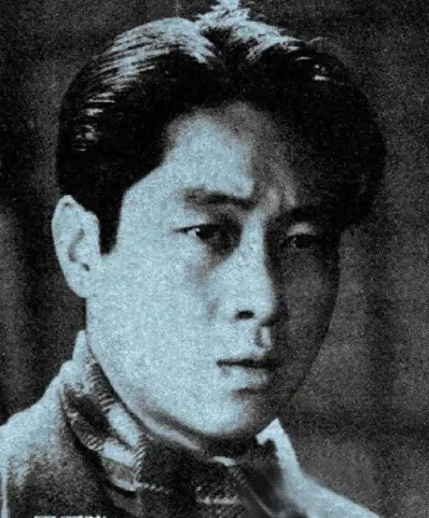 1939年，27岁的陈天国在重庆的山间，以轻生相逼，迫使17岁的秦怡答应婚事。之