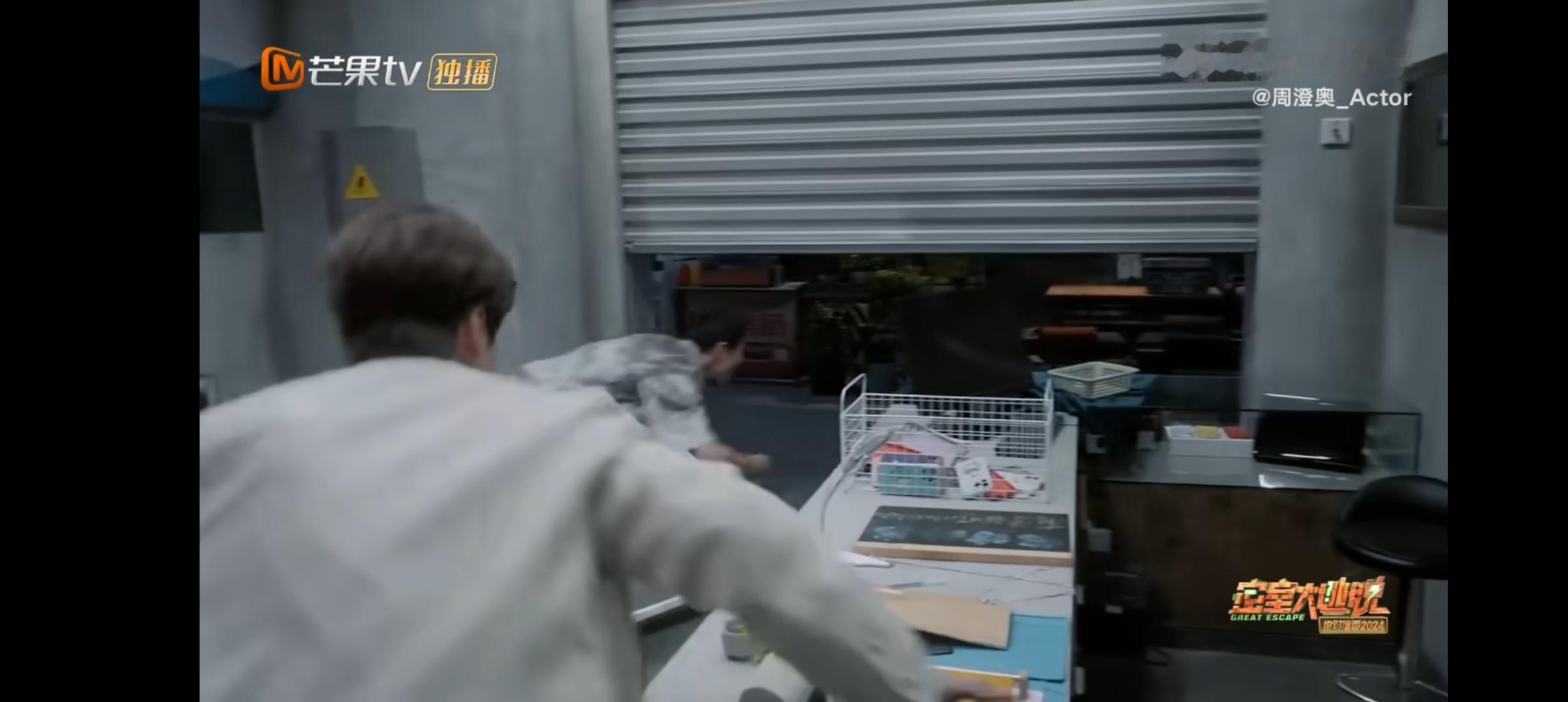 周澄奥来趟密逃像跑了个马拉松  商业街马拉松开始，魏哲鸣和周澄奥为躲NPC，一直