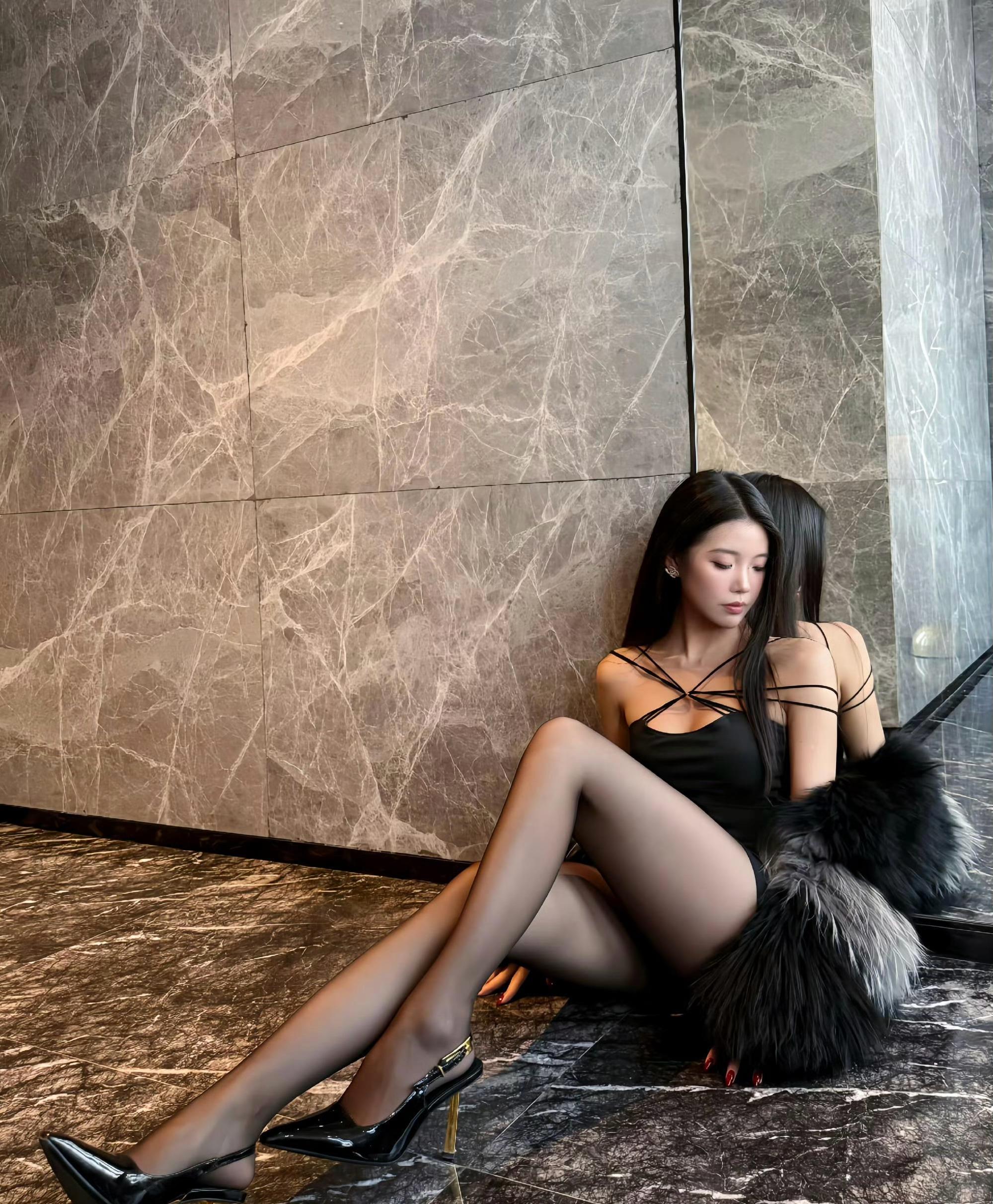 当你和姐妹都穿了黑色，就会得到一张很权威的合照。    咸阳·陕西张裕瑞那城堡酒