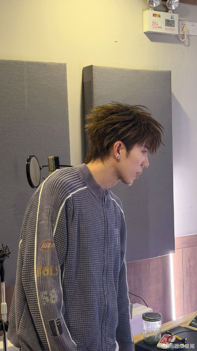 鹭卓狼尾初见雏形鹭卓男友风六宫格鹭卓这组六宫格太会了！男友风穿搭适配度满分，狼尾