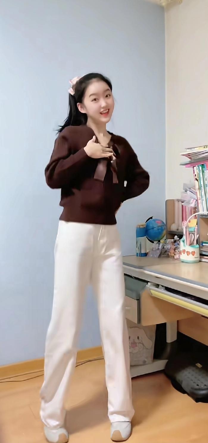 穿搭指南：温暖毛衣+休闲裤，轻松自在。