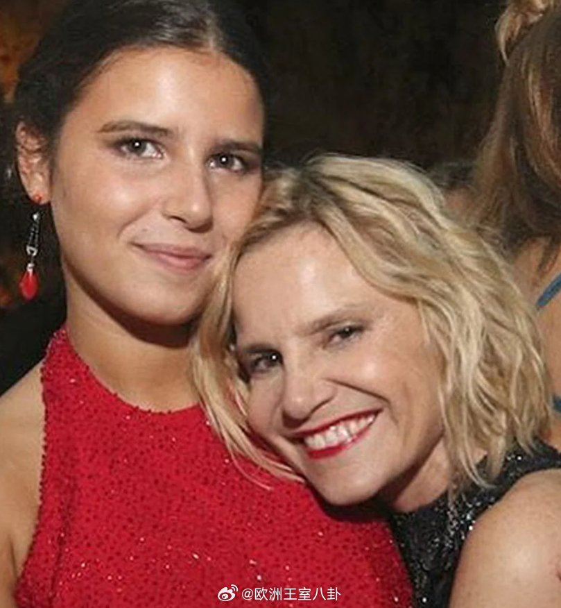 珠宝 曾属于西班牙阿尔巴女公爵卡叶塔娜的珊瑚耳环，可见材质还有缟玛瑙和碎钻，这种