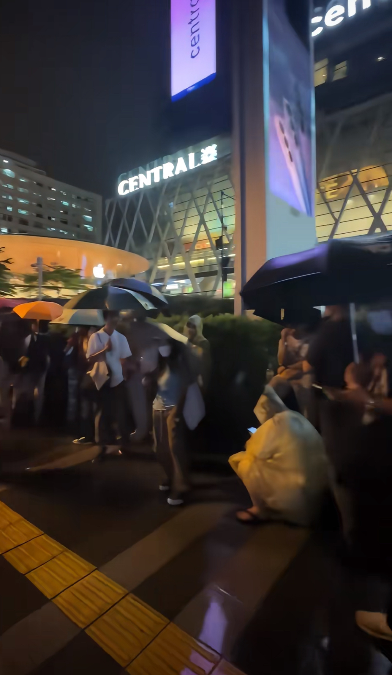 妈呀从昨天凌晨就开始冒雨夜排了 早上八点已经排了上千人😱 