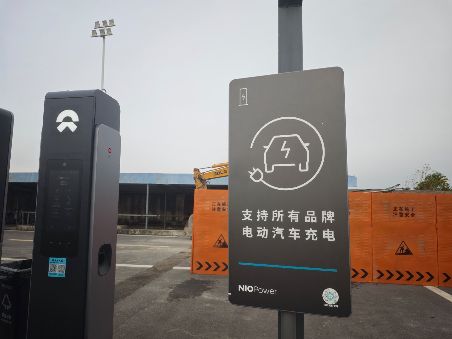 蔚来是建设充电桩最多的车企，一句支持所有品牌电动汽车充电，格局打开了。科学因为开
