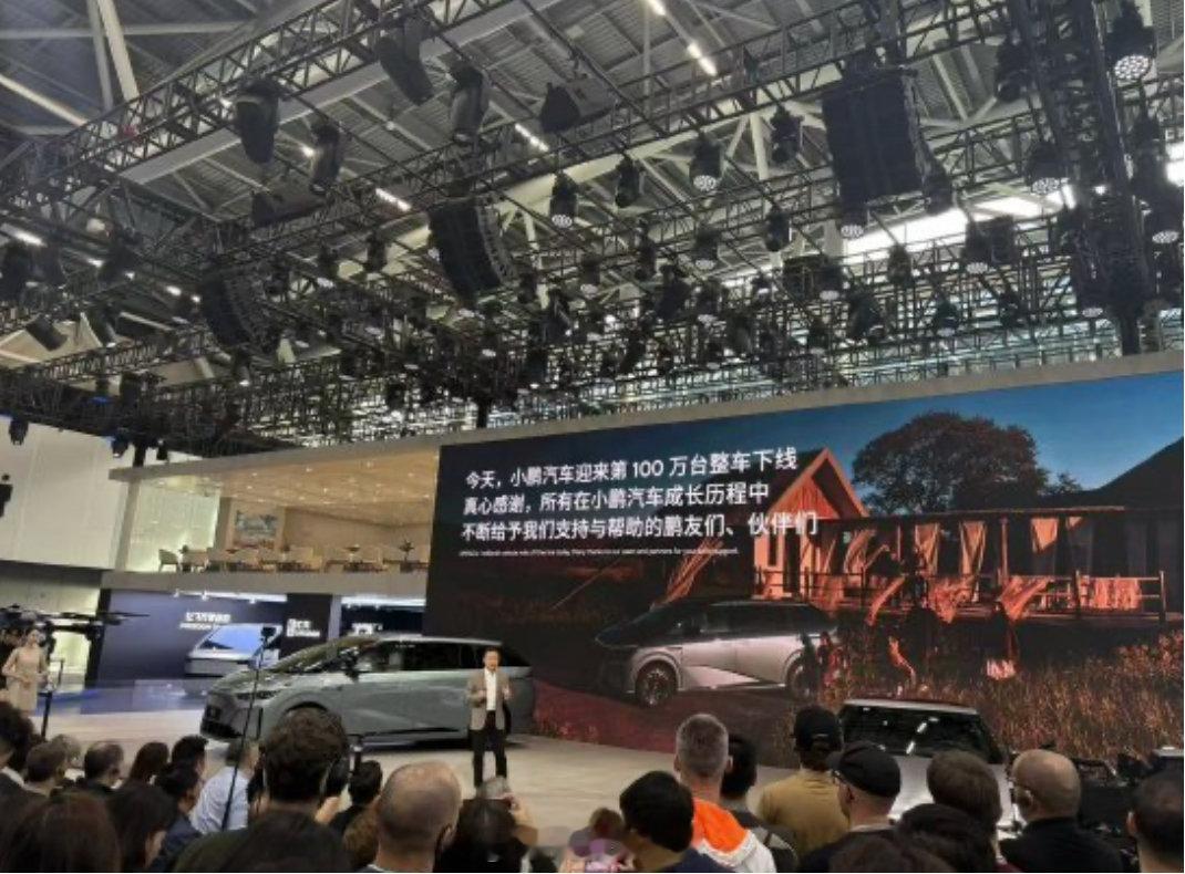 【】    11 月 21 日上午，2025 广州车展正式开幕。小鹏汽车董事长、