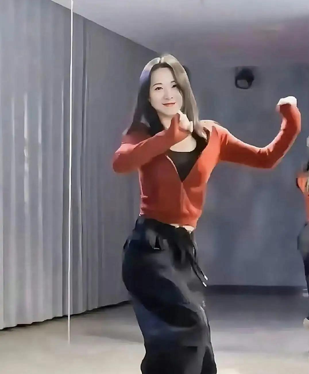 其实🌹
开心很简单
就是把心当作屋子
定期打扫一下
该留的美好都留下
该丢的人