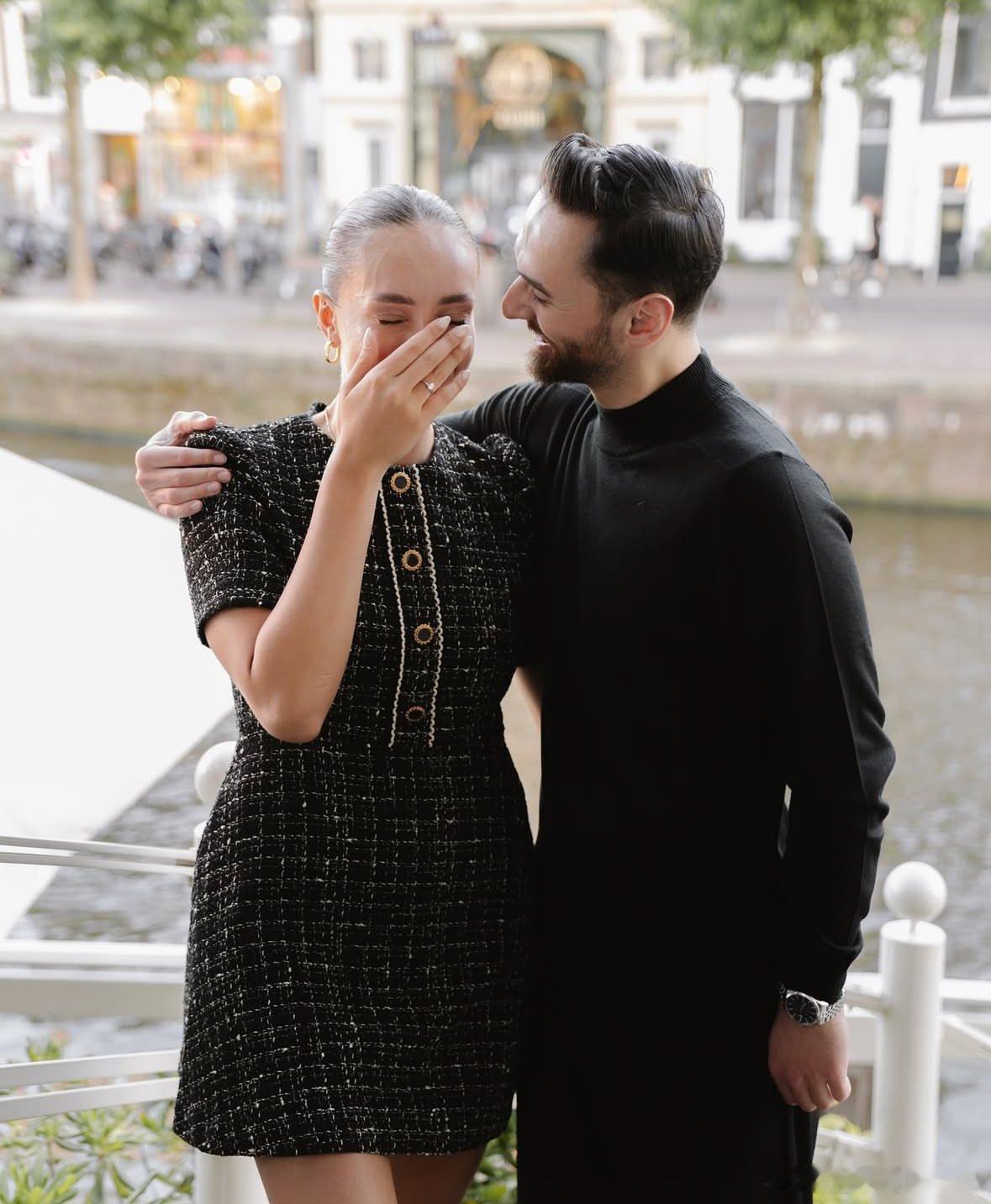 💍 瓦基弗银行二传卡里斯坎.希拉与埃姆雷.亚尼克订婚。 ​​​