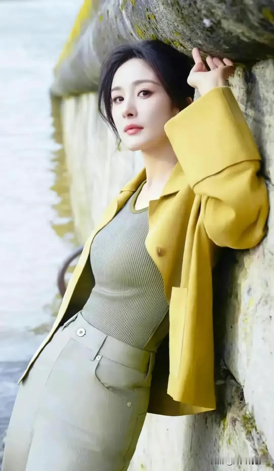 素衣轻舞，清影独立。#佳人魅力无边# #佳人的多元风采# #柔情似美# #佳人佳