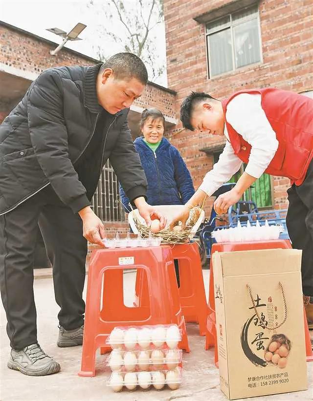 我家正好卡在两省交界，一条小河隔开两个村镇，这么多年办事的麻烦真没人写透。前几年