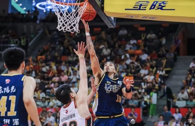 奎因一个超级高水平的外援，非常敬业进攻端什么都会，除了传球防守端无处不在。什么活