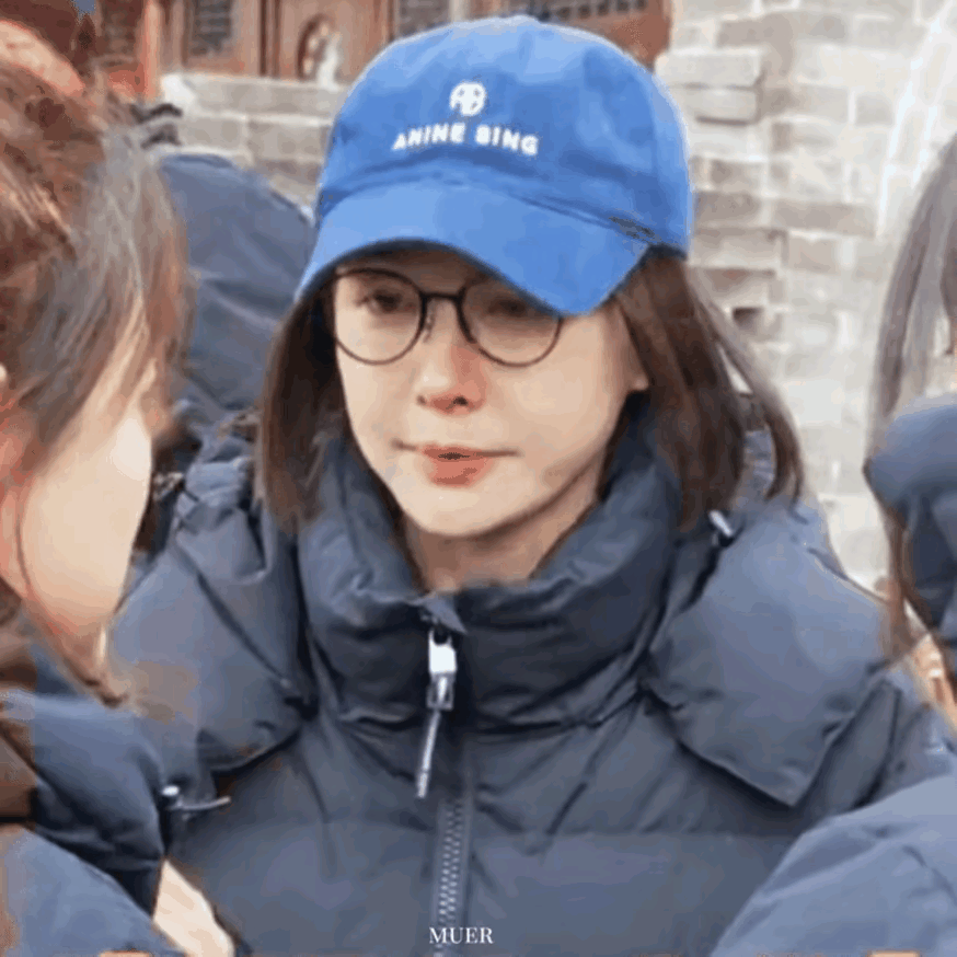 秦岚去大孤山啦，那天还下着雪呢。她没化妆，素着脸，鼻子冻得红红的，看见游客还笑着