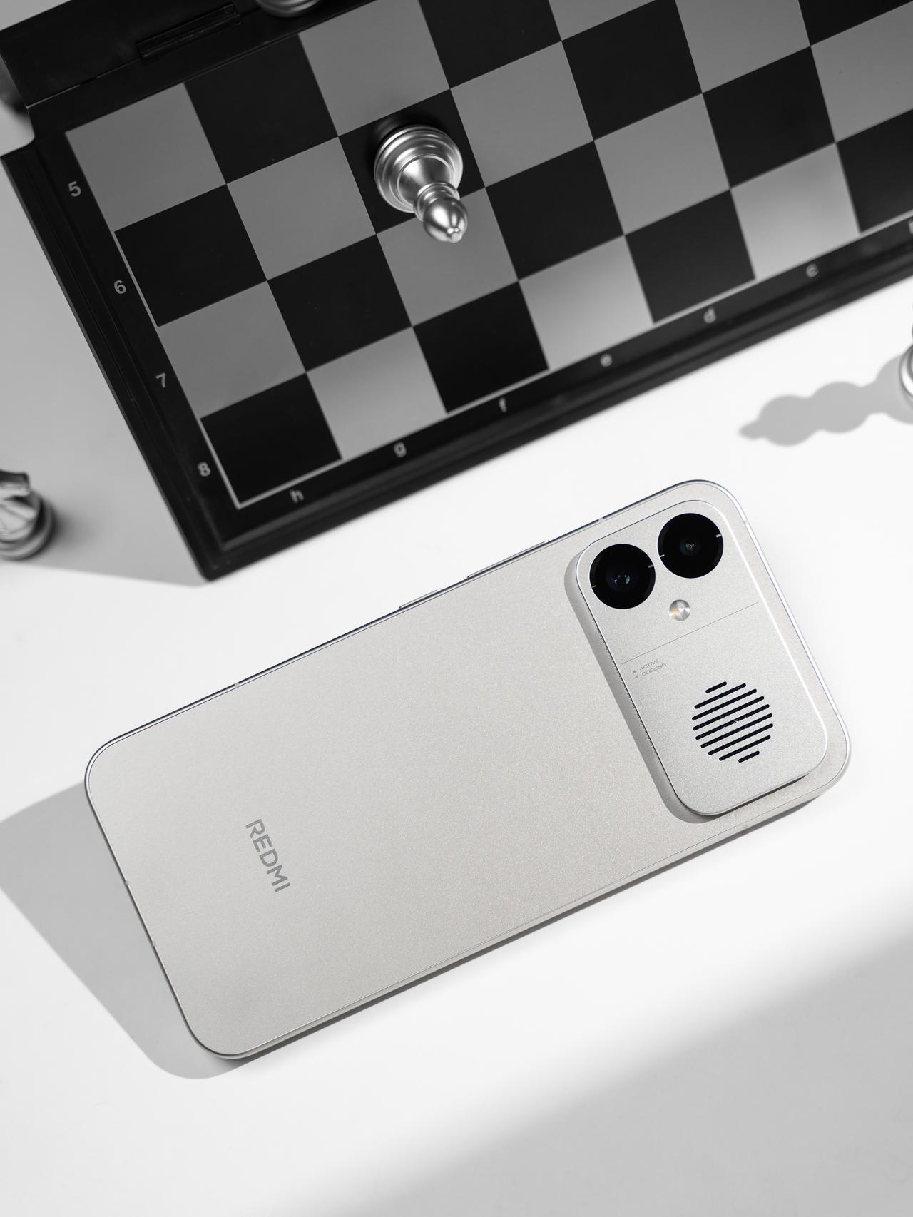 REDMI K90 Max图赏：双芯魔王，超拉风。
主动散热性能阵营的新成员，R