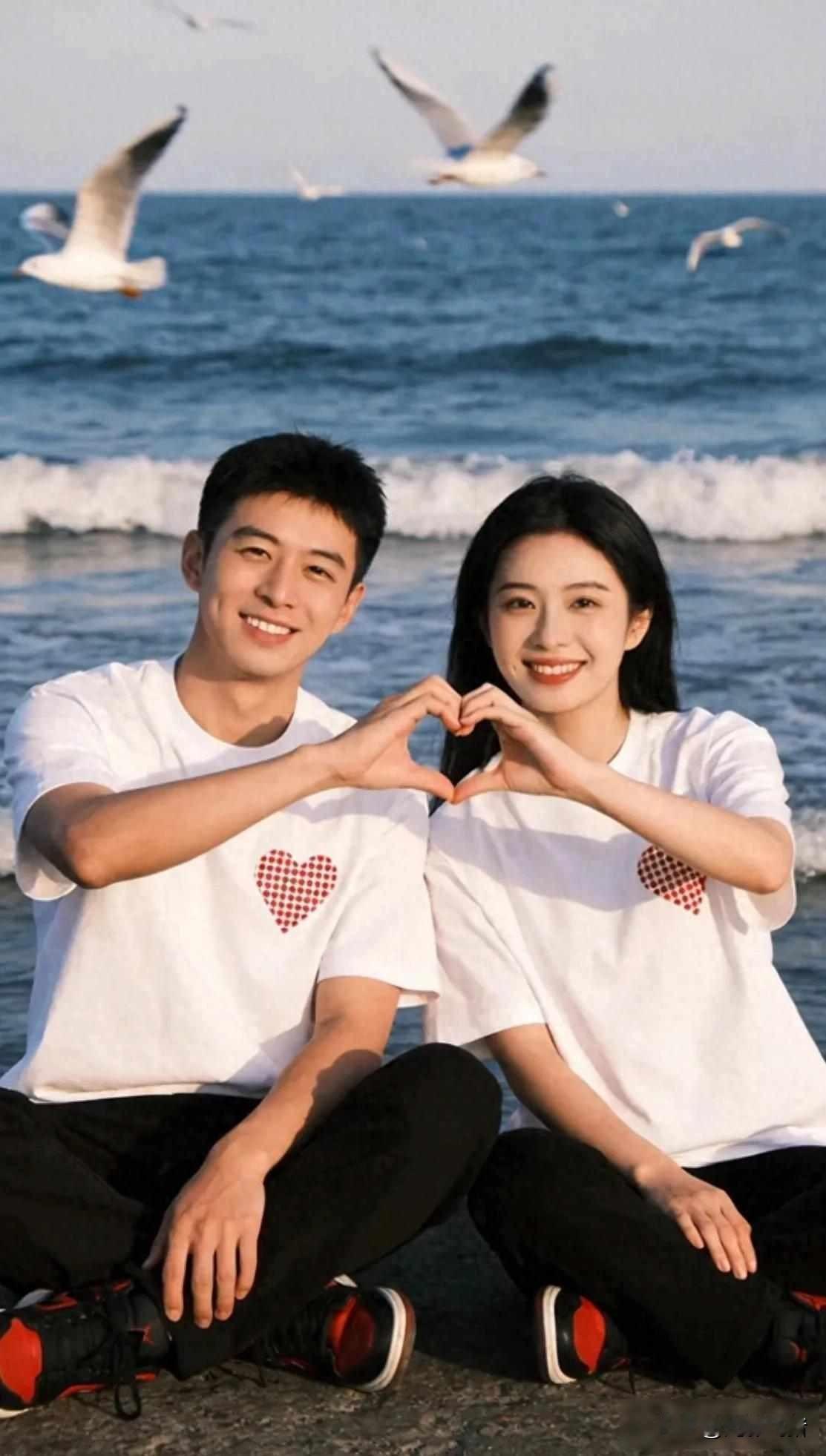 林俊楠回家时若溪在沙发上睡着了，她盖着从娘家带来的米色薄毯，两人结婚整整一年，没