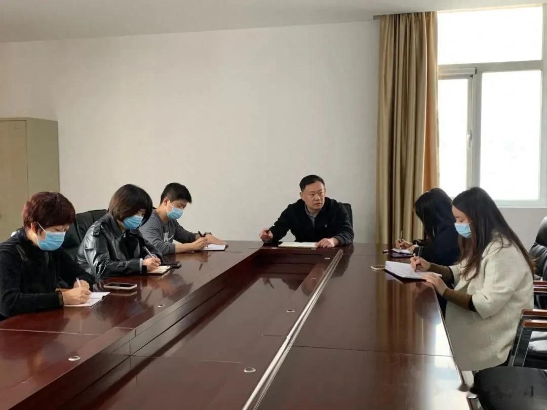 有个大约五百人的村，已经有三分之二的人外出打工去了，剩下的人基本上都是老弱妇幼，