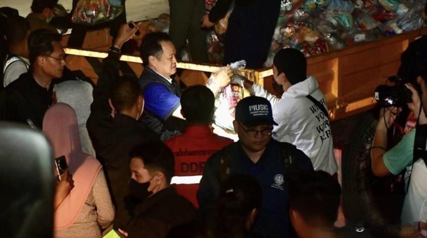 11月30号晚，泰国总理阿努廷带着交通、财政等部长组成的“豪华队伍”，直接“突击