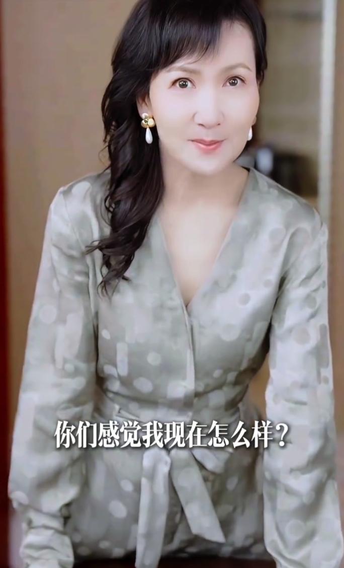 小青陈美琪最新美照，除了小青，也很喜欢她演的聂宝意