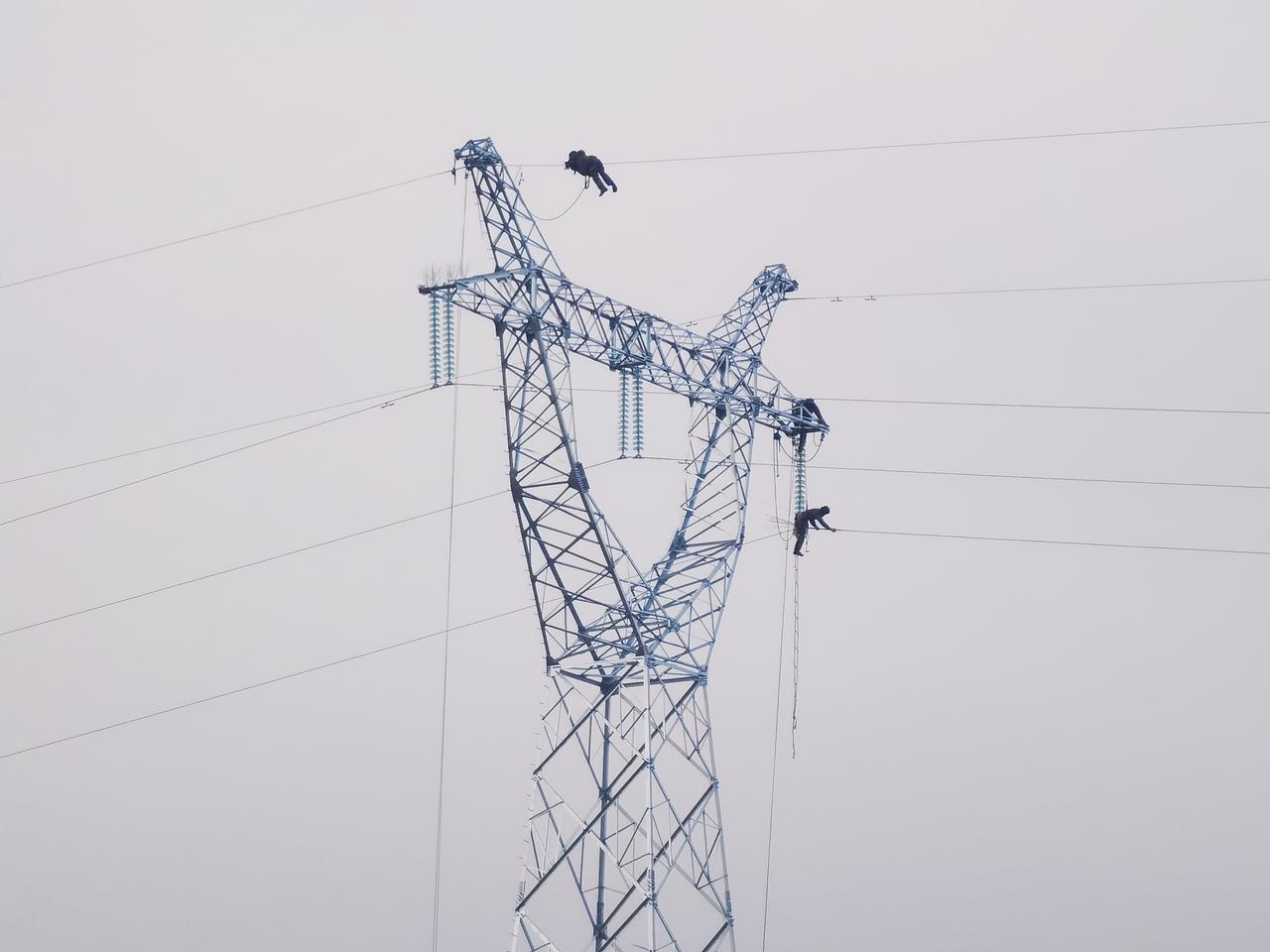 电网工作人员，爬高够辛苦的啊