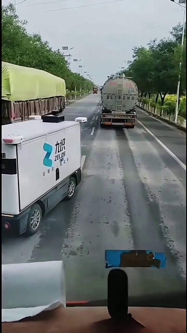 让你们看看，这就是人工智能的小电车，悠悠的跑的还挺快，嗖嗖的。专门在逆行，在对面