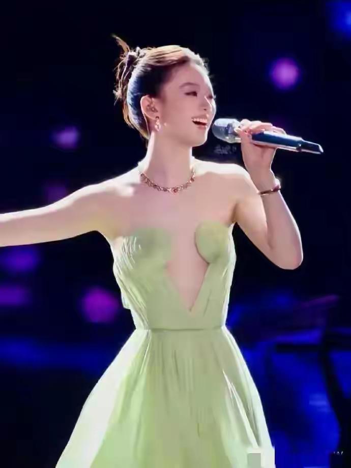 单依纯穿搭太大胆，抬手瞬间全网紧张：真怕掉下来，这尴尬谁能懂！
 
单依纯这组芭