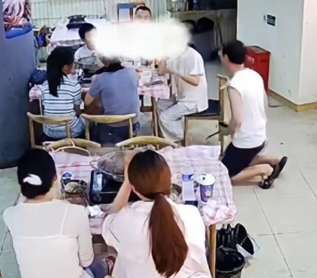 武汉一火锅店老板，当着满店客人，扑通跪下了。不是求饶，不是促销，而是求一桌聪明人