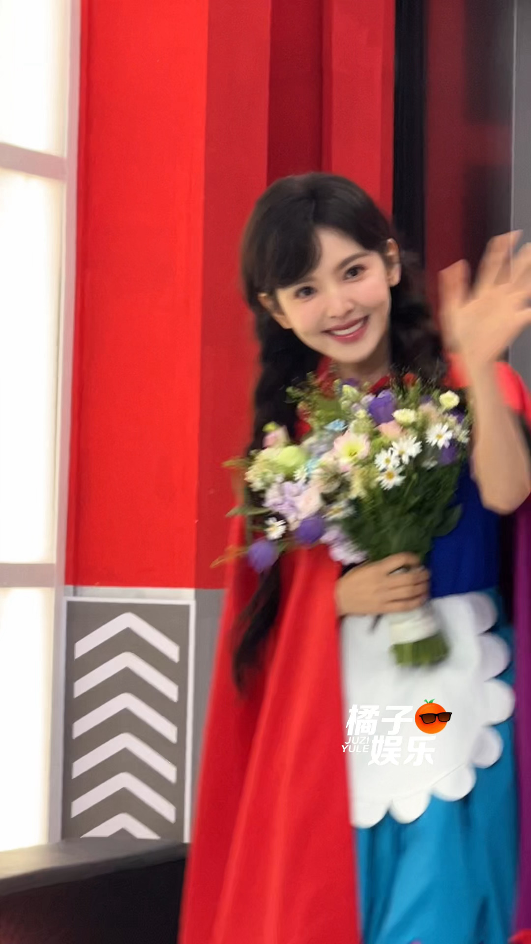 小红帽章若楠duang一下蹦出来[捂嘴哭][捂嘴哭][捂嘴哭]萌哭了˃̣̣̥᷄⌓