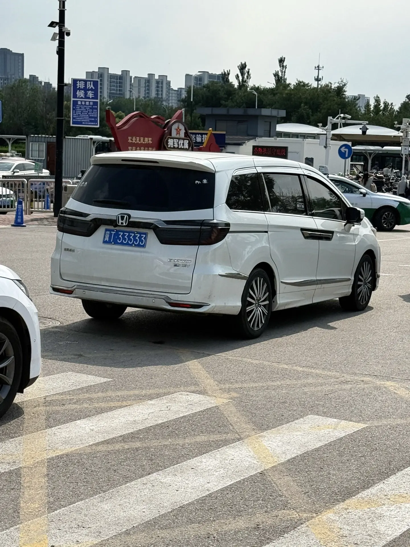 怎么突然阴天了，原来是车主挥手了